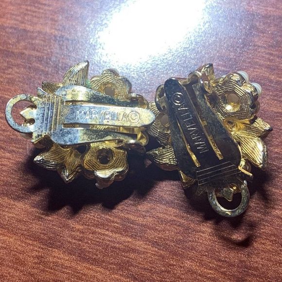 Vintage Marvella‎ Pearl And Gold Tone Flower Clip On Earrings - Picture 2 of 4